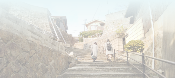 階段を登る写真